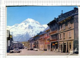 VAL CENIS - LANSLEBOURG  - Alt  1399 M. - La Rue Principale Et La Dent Parrachée - Véhicules - Val Cenis