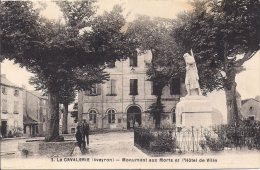 LA CAVALERIE    MONUMENT AUX MORTS ET L'HOTEL DE VILLE - La Cavalerie