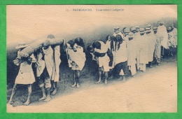 MADAGASCAR - ENTERREMENT MALGACHE - Carte Des Annees 20 - Funeral