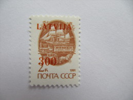 2-3047 Nouvelle République Lettonie Timbre Russe Surchargé Rouge Type I :  300 Sous Le "LA" - Kutschen