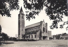 HIRSON   L'EGLISE STE-THERESE    Dans Le Fond Rue Animée! Commerces !  CPSM - Hirson