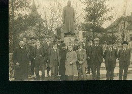 Bad Wörishofen Gruppe Von Männern Kinder Hintergrund Vor Denkmal 15.3.1914 - Bad Woerishofen