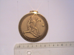 MEDAILLE FOOTBALL INDIQUE AU VERSO RAYON 1986. POIDS DE 75 GRAMMES. DIAMETRE DE 7 CMS - Habillement, Souvenirs & Autres