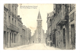 Cp, 86, Neuville De Poitou, Rue Victor Hugo Et L'Eglise, Voyagée - Neuville En Poitou