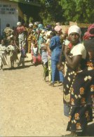 TCHAD  FEMMES ET ENFANTS DEVANT DISPENSAIRE VACCINATION A SARH 1988 SANTE PREVENTION - Ciad