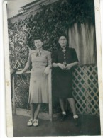 Carte Photo De 2 Jeune Femmes Vers 1940 - Silhouette - Scissor-type