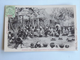 Carte Postale Ancienne : Archipel FIDJI : Femmes Indigènes Fabricant Des Marmites Et Des Gargoulettes Avec Timbre - Fidji