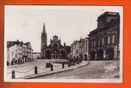 1 Cpa 33- Bazas Gironde Cathédrale Place De La République Et Hôtel De Ville - Bazas