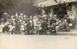 PONTIVY (56) Carte Photo Groupe Devant Un Hotel Place De La Gare Superbe Animation - Pontivy