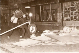 CPM 10X15 . POLITIQUE . TOULOUSE . MAI 1968 .  Emeutes Rue Lafayette ( Photo Sarrieu ) - Evènements