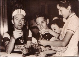 P 690 - Tour De France 1957 - Au Départ De Nantes Bauvin Et Forestier Recoivent Des Pompons En Cadeaux - Cycling