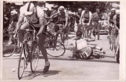 P 697 - Tour De France 1953 - Chute De Plusieurs Coureurs Au Controle De Ravitaillement De Mamers - Cycling