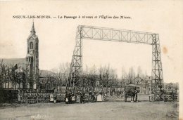 NOEUX LES MINES  Le Passage à Niveau Et L'église Des Mines - Noeux Les Mines