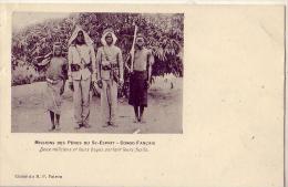 Afrique  Congo   Français      Deux Miliciens  Et Leurs Boys - Französisch-Kongo