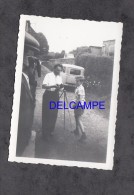 Photo Ancienne - Photographe Installant Son Appareil Photo Avant La Prise De Vue - 1957 - RARE - Cámaras Fotográficas