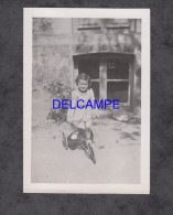 Photo Ancienne - Jeune Fille Sur Son Tricycle - Années 40 - Radsport