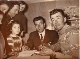 P 711 - Louison Bobet Signe Son Livre "en Selle" Avec Son Frére  Jean 1955 - - Cycling