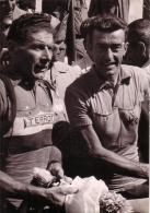 P 722 - TOUR DE FRANCE  - 1954 - Besancon - Bobet Et Teissiére Vainqueur Discute - - Cycling