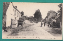 80 - SAINT VALERY SUR SOMME  Avenue De La République Et Rue Jean Aclocque   LL- Animée  -  - état  TB - Saint Valery Sur Somme