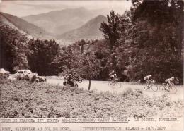 P 737 - TOUR DE FRANCE - 1957 - Aix Les Thermes - Saint Gaudens - Le Dissez, Keteleer, Ruby, Walkowiak Au Col De Port - Cycling