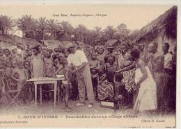 Afrique   Cote D'Ivoire   Vaccination Dans Un Village  Abbeys - Ivory Coast