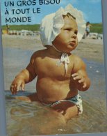 (777M)  Boy On The Beach - Enfant / Nourisson Dans La Mer - Tarjetas Humorísticas