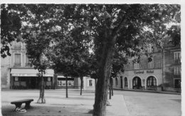 CPSM 42 FEURS UN COIN DE LA PLACE DE L EGLISE 1954 - Feurs