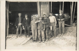 CARTE PHOTO OUVRIERS SUR UN CHANTIER LIEU NON IDENTIFIE - A Identifier