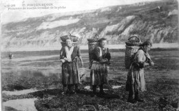 Pècheuses De Moules Revenant De La Pèche - Port-en-Bessin-Huppain