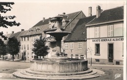 SARRE UNION  La Place De La République  Timbrée TTB - Sarre-Union