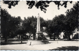 VAR 83 AUPS   FONTAINE MONUMENTALE ET LE COURS - Aups