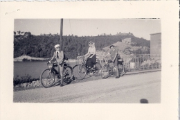 PHOTO   3 BICYCLETTES AU LAC DE CARCES ANNEES 30-40?  13 X 9CM - Ciclismo
