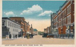 ( CPA ÉTATS UNIS )  GRAND ISLAND  /  NEBRASKA  /  Locust Street, Looking South  - - Grand Island