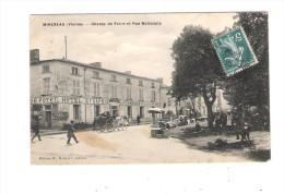 86 - MIREBEAU - CHAMP DE FOIRE ET RUE NATIONALE - Hôtel Café POTET Marché Marchands 1910 -  E. Hémard édit - Mirebeau