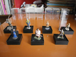 FIGURINES METAL 25mm PEINTES En BOITE PLASTIQUE - MAGICIEN - GUERRIERS - MERCENAIRE - Autres & Non Classés