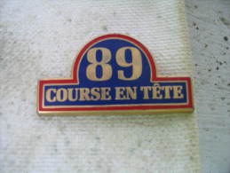 Pin´s RENAULT Course En Tete 89 - Renault