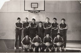 ZS48514 Basketball Team    2 Scans - Pallacanestro