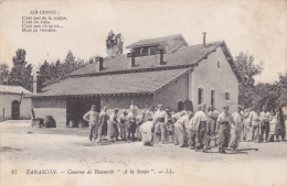 CPA TARASCON 13 CASERNE DES HUSSARDS A LA SOUPE SOLDATS ANIMATION AIR CONNU CHANSON - Tarascon