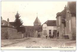 CRUZY LE CHATEL LA GRANDE RUE (PERSONNAGES ASSIS AUTOUR DE LA TABLE) REF 12231 - Cruzy Le Chatel