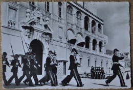 Principaute De Monaco 1963 - La Releve De La Garde Devant Le Palais Du Prince - Photo: Veritable - Cancelled In Savona - Palazzo Dei Principi