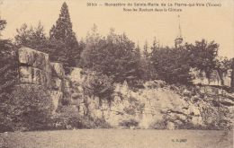 Cp , 89 , St-LÉGER-VAUBAN , Monastère De Ste-Marie De La Pierre-qui-Vire , Sous Les Rochers Dans La Clôture - Autres & Non Classés