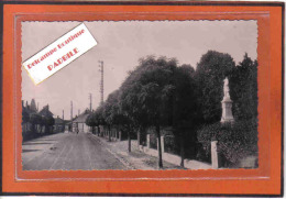 Carte Postale 80. Bray-sur-somme  Avenue Aristide Briand  Le Monument Trés Beau Plan - Bray Sur Somme