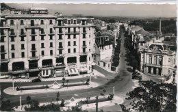 CPSM 63 CHATELGUYON PLACE BROSSON ET AVENUE BARADUC LE GRAND HOTEL ET LE THÉÂTRE 1955 - Châtel-Guyon