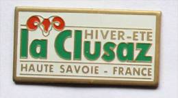 Pin's LA CLUSAZ (74) - Hiver Eté - Haute Savoie - Tête De Bouquetin - Charly Pin's - C793 - Steden