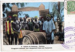 Afrique Noire  Dahomey - Bénin :  Cotonou  Piroguiers  Amenant Leur Chargement Dans Une Factorerie  (voir Scan) - Dahomey