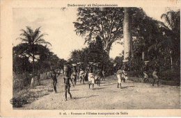 Afrique Noire  Dahomey - Bénin :    Femmes Et Fillettes Transportant Du Sable  ( Voir Scan) - Dahomey