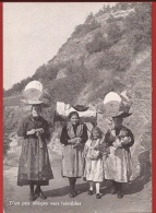 Z0457 D'un Pas Allègre Vers Isérables, Femmes Avec Berceau Et Costume. Non Circulé. Carte-Photo - Isérables