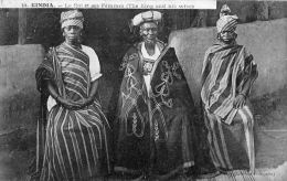 Afrique  Guinée    Kindia  Le Roi Et Ses Femmes    ( Voir Scan.) - Guinée