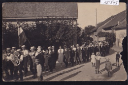 Défilé D´une Fanfare, Cortège Couples Dans Un Village (Vaud, Bursins Gilly ? ) Années 20 : Bord Dt Rongé (scan) (12´545) - Bursins