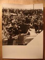 PHOTO 18X24 TUNISIE - HABIB BOURGUIBA FOULE VOITURE MARS 1956 ARRIVEE A TUNIS APRES L'INDEPENDANCE - TIRAGE D'EPOQUE - Famous People